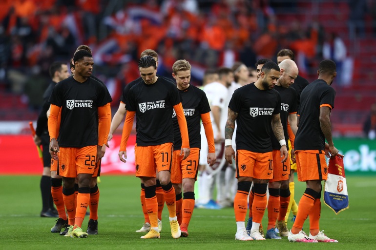荷蘭隊的球員在2022世界盃的資格賽上穿上寫有「足球支持改變」的字樣，以呼籲卡達對於移工權益進行改革。