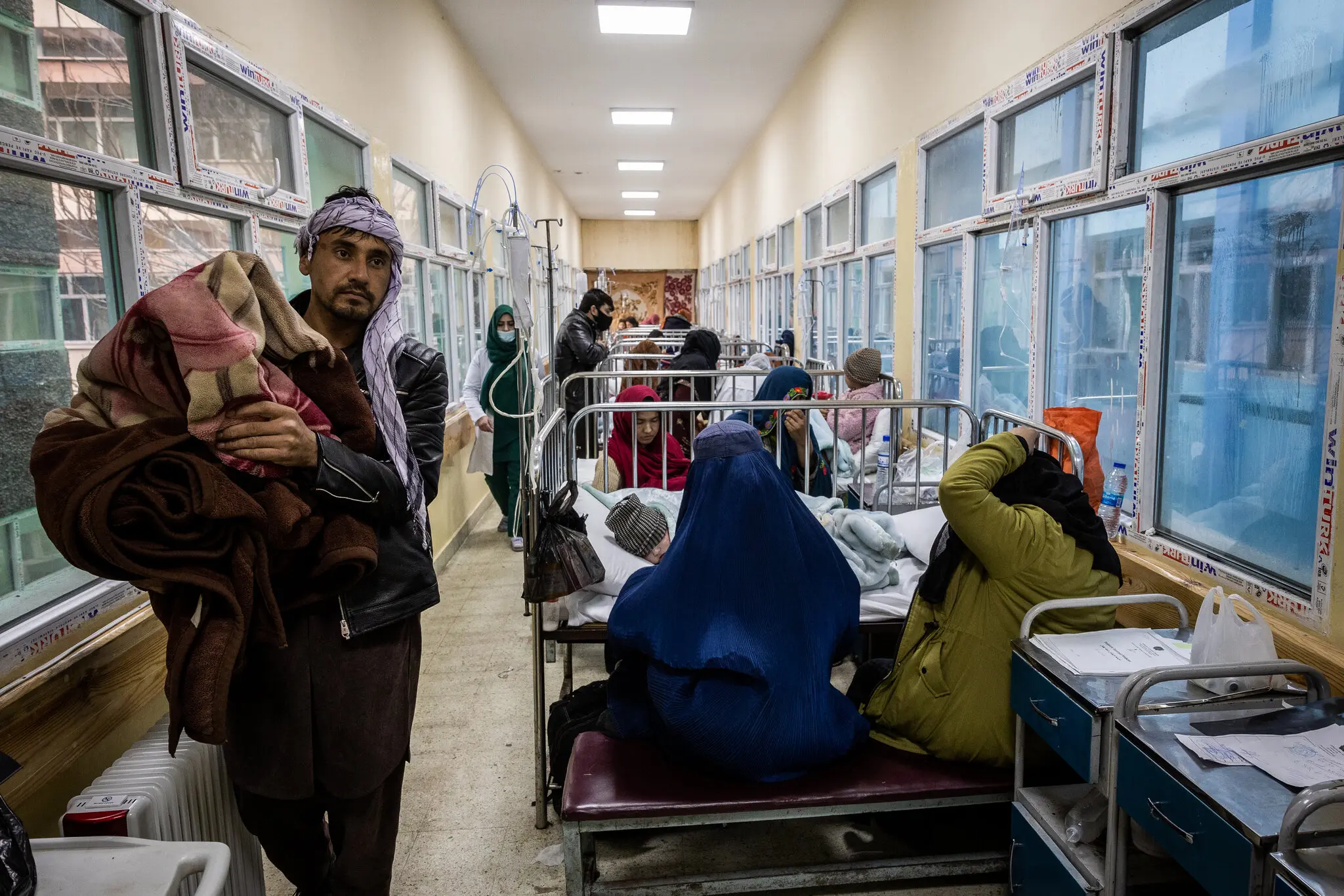 在阿富汗的醫院裡，床被置於醫院的走道上，病房已經沒有多餘空間