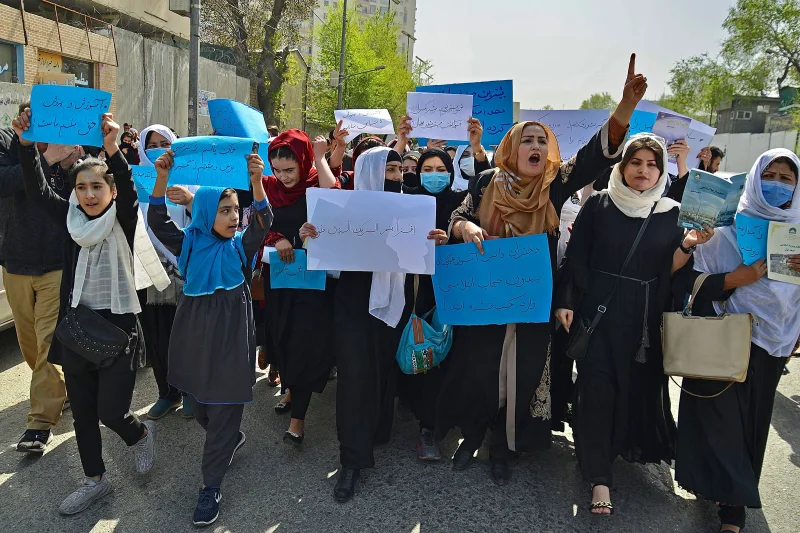2022年3月26日阿富汗女性到教育部前抗議，要求重新對女生開放學校大門
