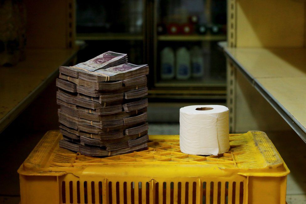 2018年，委內瑞拉一捲衛生紙要價2,600,000玻利瓦（bolivar）