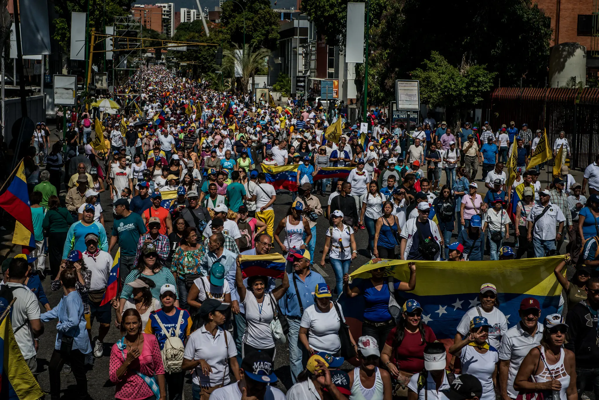 2019年，數十萬委內瑞拉民眾走上街頭抗議選舉舞弊，馬杜洛派出鎮暴警察鎮壓，造成超過百人喪命。
